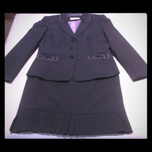 Tahari suit,, the skirt is knee length